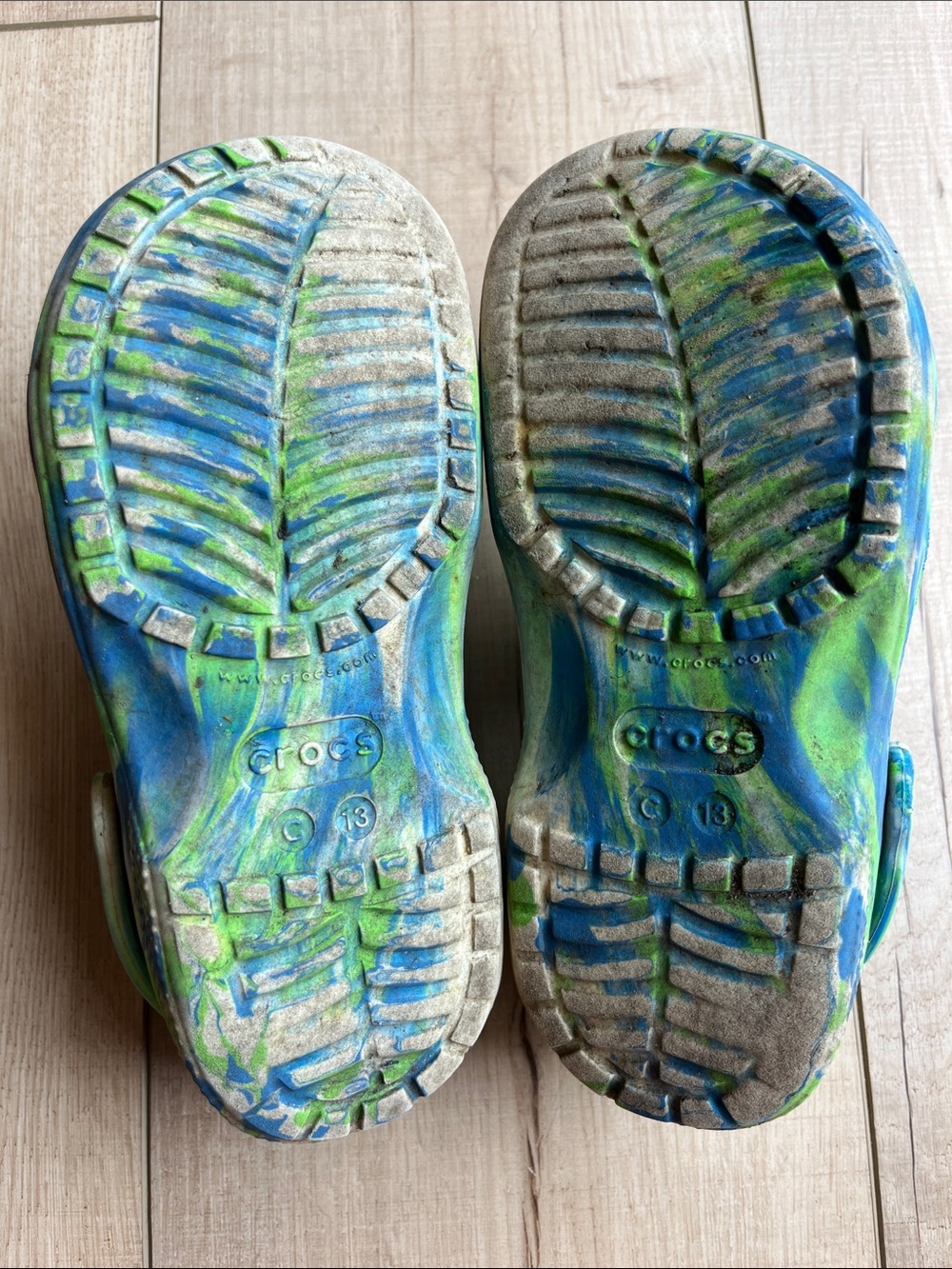 CROCS Kids Swirl-Print Clogs in Blue & Green - Picture 3 of 3